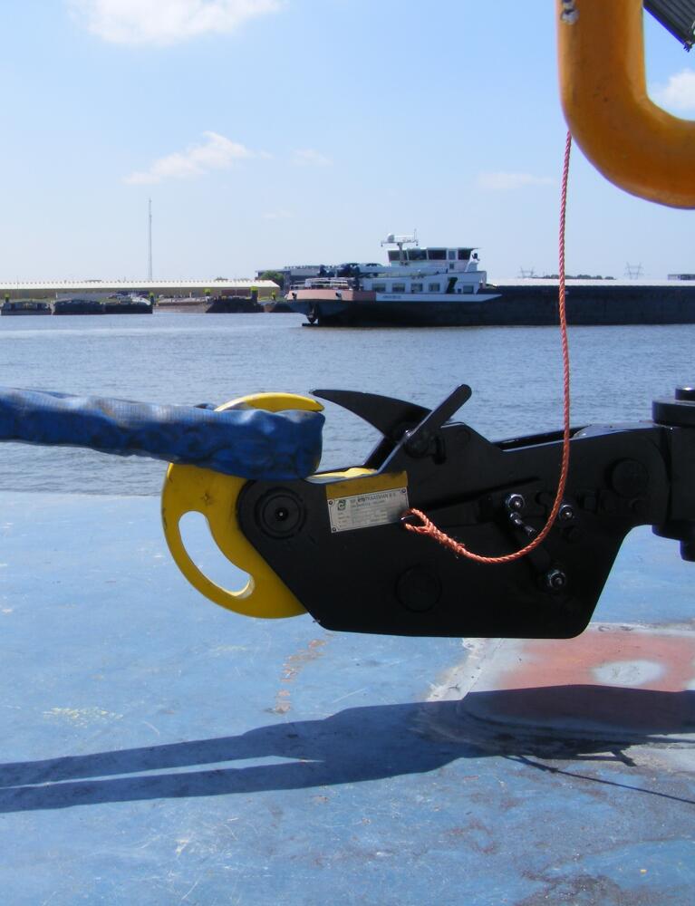 Quick release towing hook